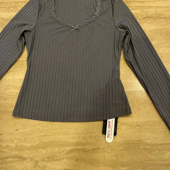 Women’s BRAND NEW W/TAGS.ROMWE GREY SOLID CONTRAST LACE TOP. SZ. MED. NOT A FLAW - Picture 3 of 9